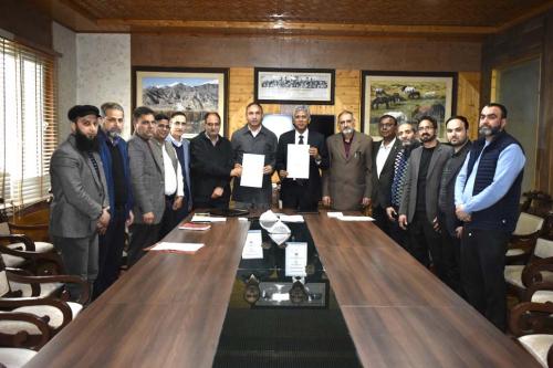 Fostering Academia, Innovation, and Development: IIM, Jammu Inks MoU with SKUAST-K